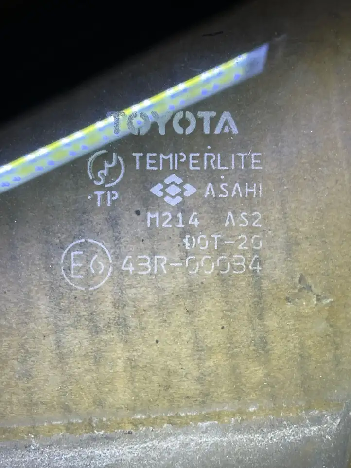 Toyota Avensis Verso (2001 - 2004) Стекло передней двери — фото 1