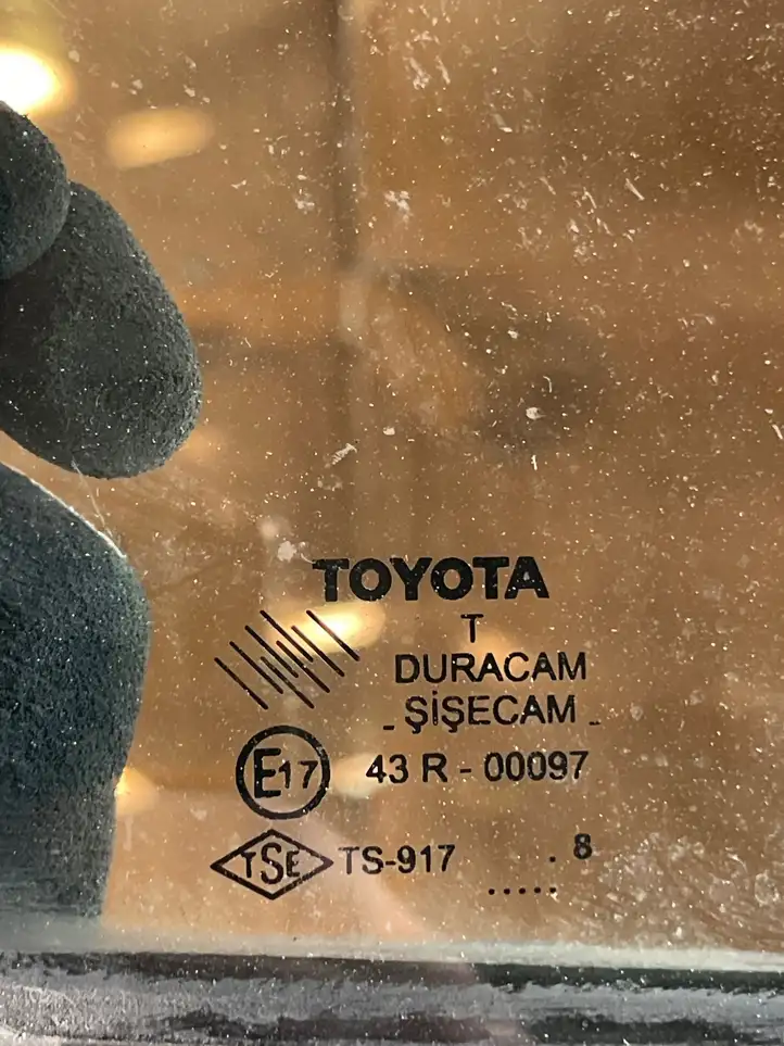 Toyota Corolla Verso E121 (2004 - 2007) Треугольное стекло кузова — фото 2
