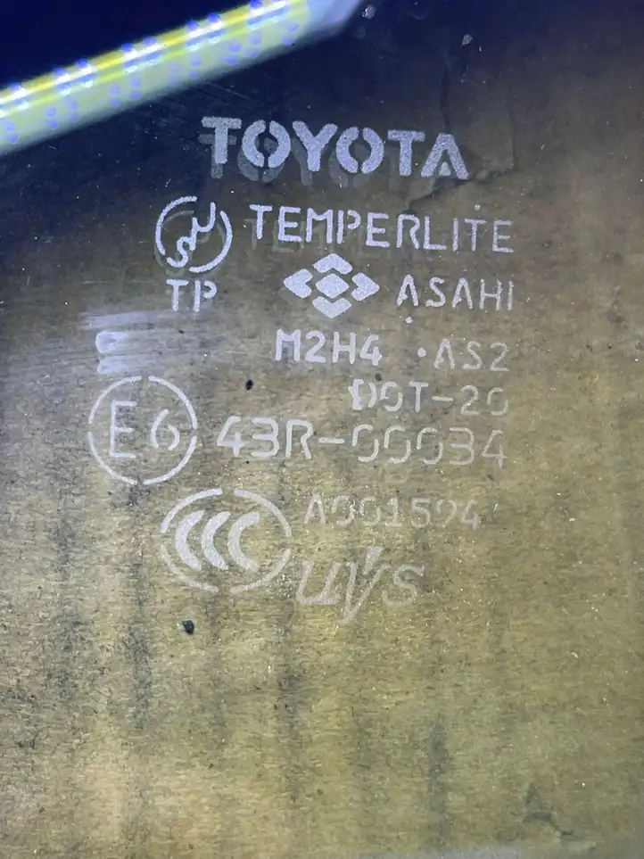 Toyota Prius (XW20) (2003 - 2009) Стекло передней двери — фото 2