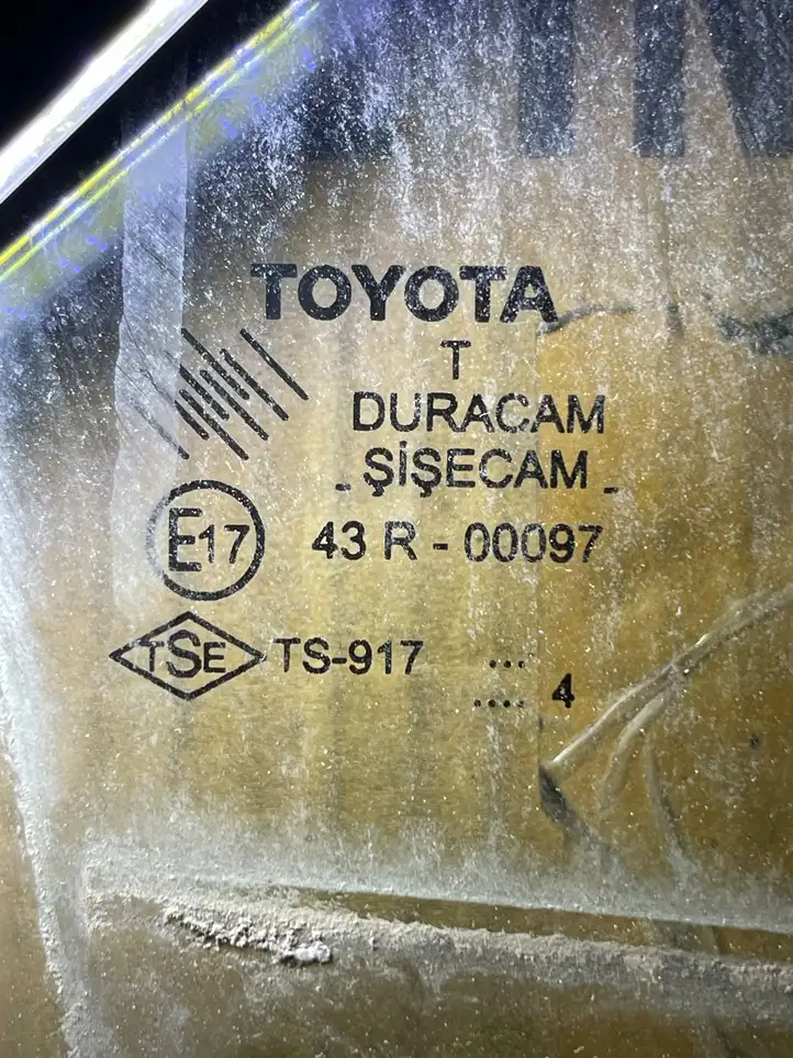 Toyota Corolla E120 E130 (2000 - 2004) Стекло передней двери — фото 2