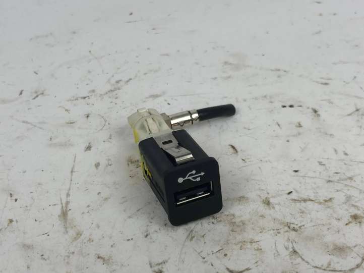 9237656 BMW X5 E70 USB jungtis