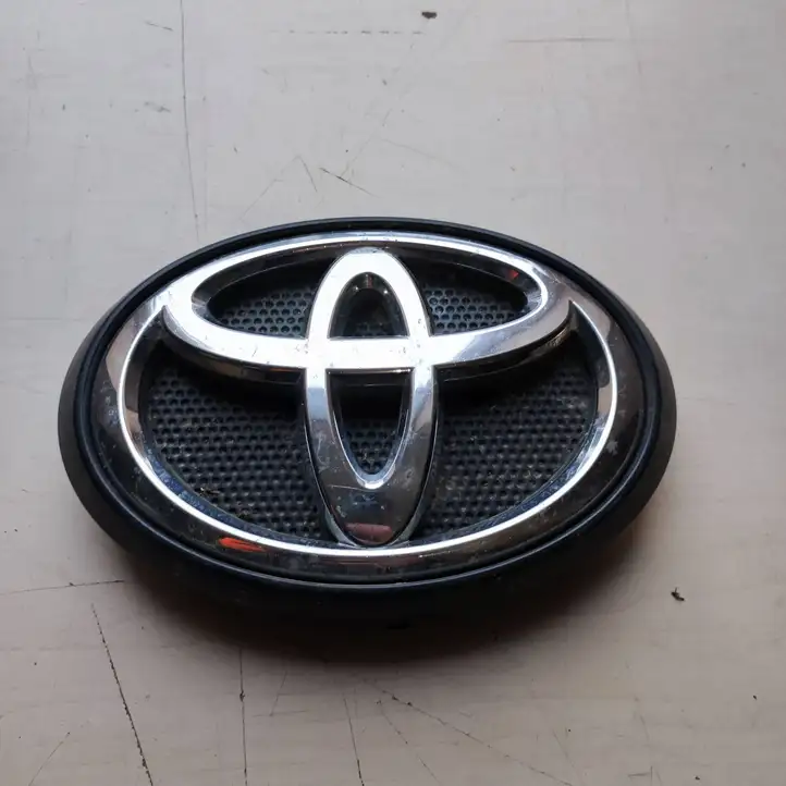 Toyota Hilux (AN120, AN130) (2015 - 2017) 753100K010 Эмблема автомобиля — фото 1
