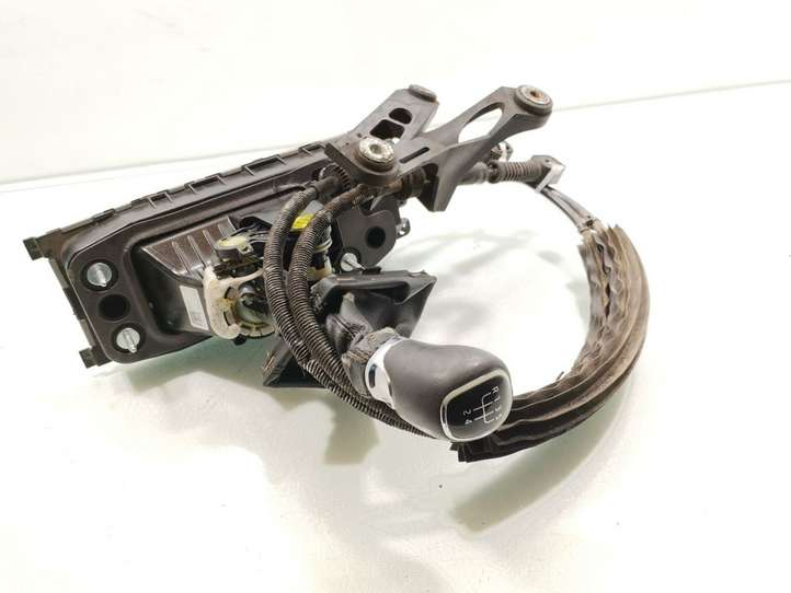 Skoda Octavia Mk3 (5E) (2013 - 2019)  5Q0711049AP Отделка рычага переключения передач (кожа, головка)
