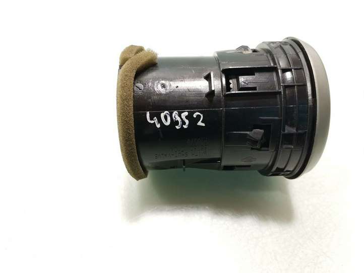Nissan Qashqai (2006 - 2010)  68760JD10A Центральный дефлектор