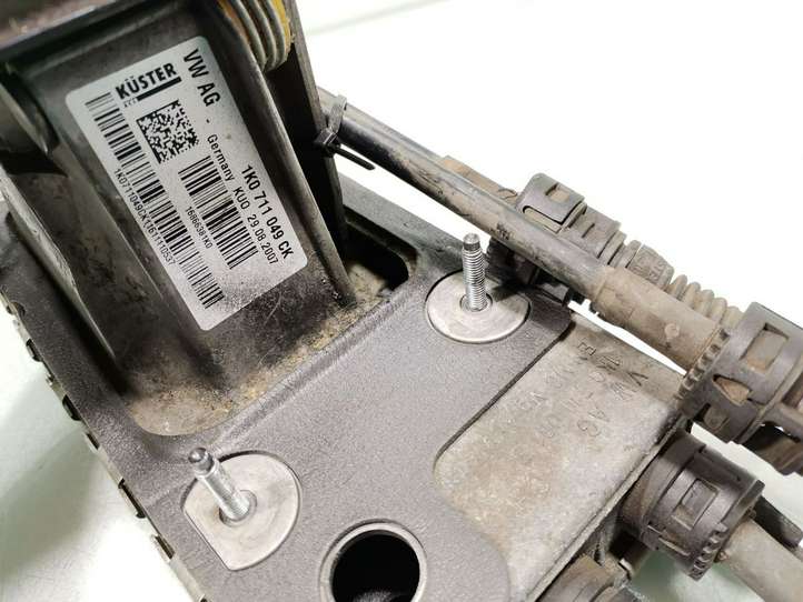 Skoda Octavia Mk2 (1Z) (2004 - 2013)  1K0711049CK Отделка рычага переключения передач (кожа, головка)