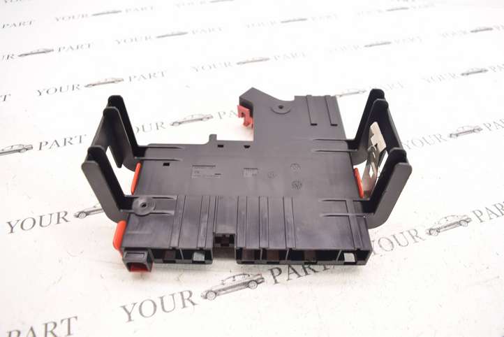 BMW 7 F01 F02 F03 F04 (2008 - 2016)  9177773 Узел подключения плюсовых проводов