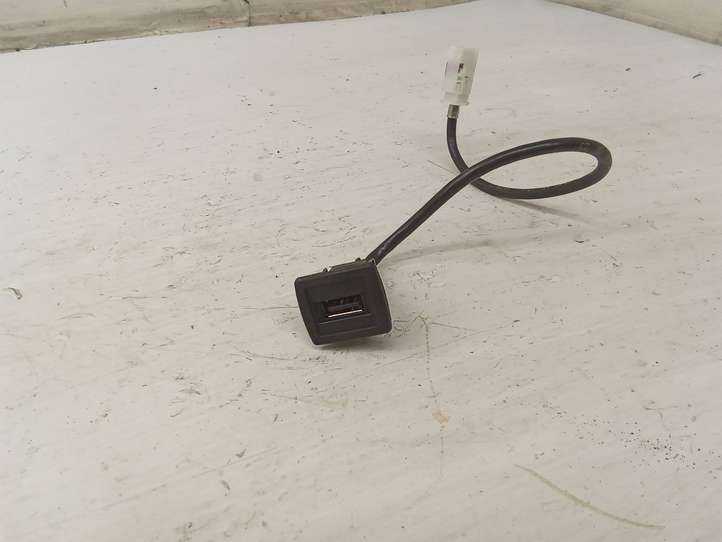 Mercedes-Benz E W212 (2009 - 2016)  A1728200515 Разъем USB