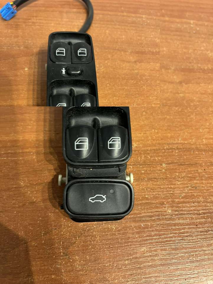 Mercedes-Benz C W203 (2000 - 2007)  A2038200110 Кнопка крюка в багажнике