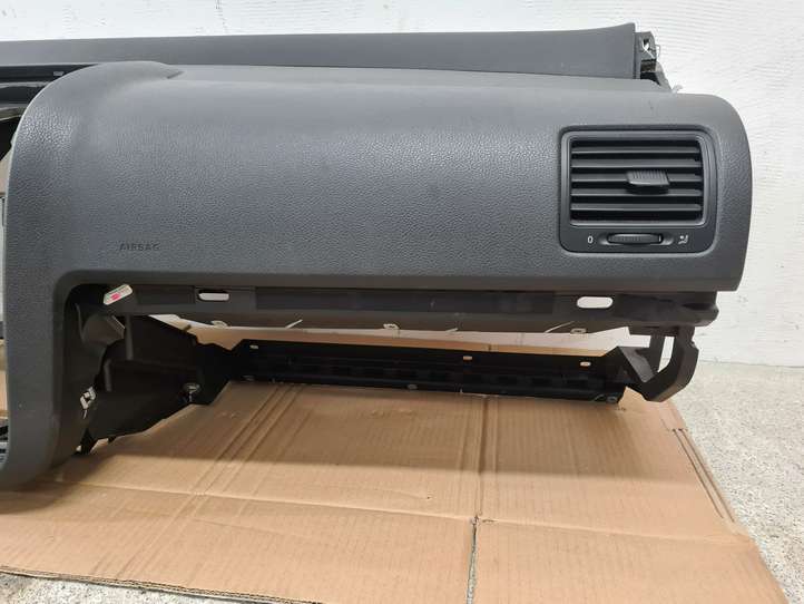 Volkswagen Golf V (2003 - 2009)   Панель