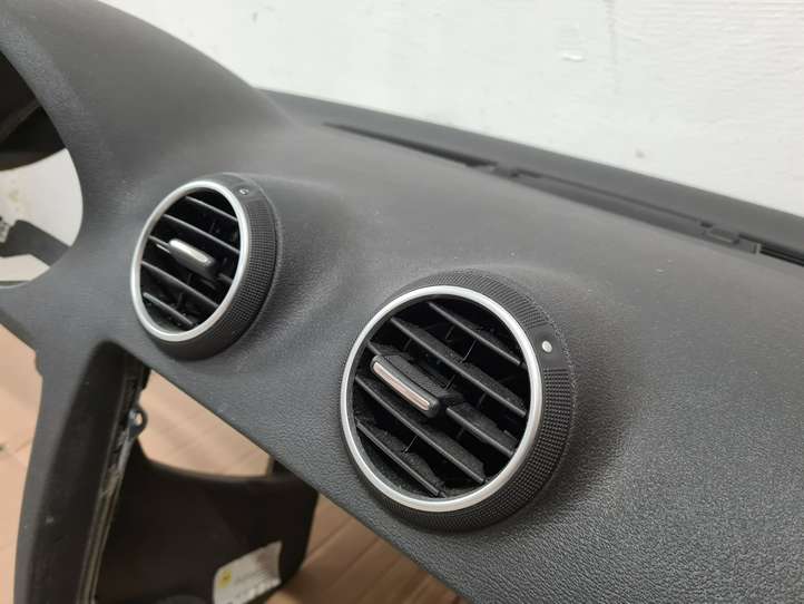 Audi A3/S3 8P (2003 - 2005)  8P1857033 Панель