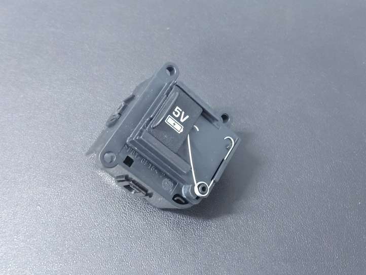 Land Rover Defender (2020 - )  J9C319010AAW Разъем USB