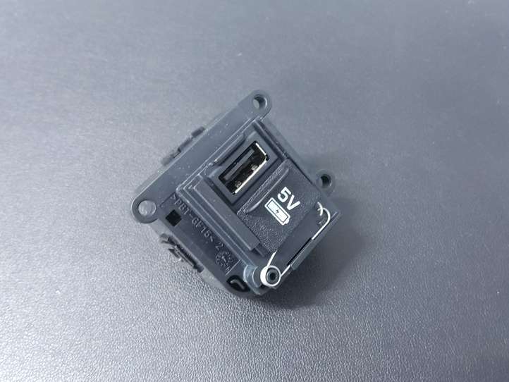 Land Rover Defender (2020 - )  J9C319010AAW Разъем USB