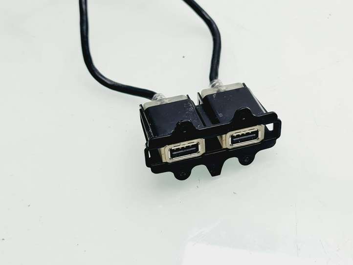 Tesla Model S (2016 - 2021)  104753700C Разъем USB