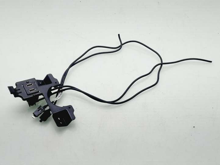 Tesla Model S (2016 - 2021)  100481501B Разъем USB