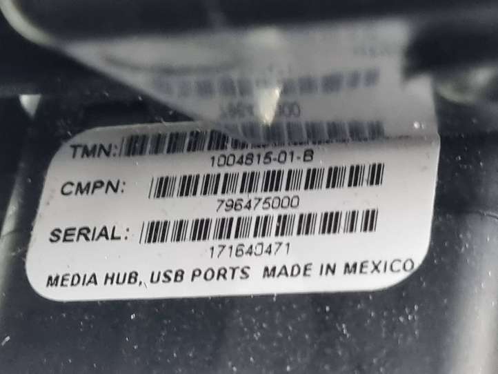 Tesla Model S (2016 - 2021)  100481501B Разъем USB