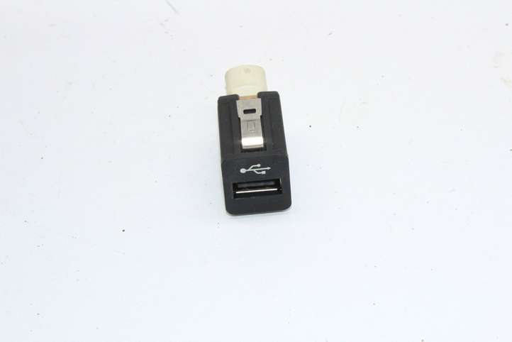 BMW 5 F10 F11 (2009 - 2016)  9167196 Разъем USB