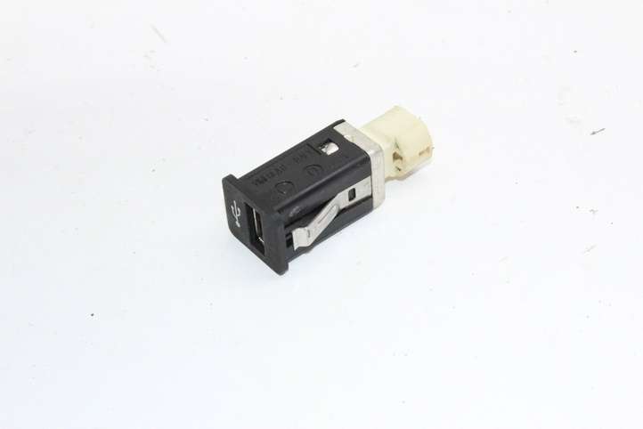 BMW 5 F10 F11 (2009 - 2016)  9167196 Разъем USB