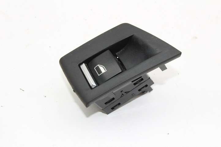 BMW 5 F10 F11 (2009 - 2016)  9163527 Кнопка крюка в багажнике