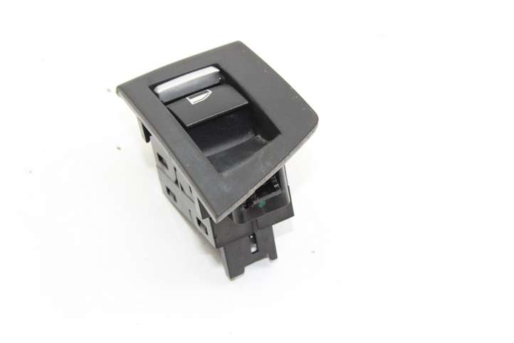 BMW 5 F10 F11 (2009 - 2016)  9163527 Кнопка крюка в багажнике