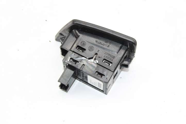 BMW 5 F10 F11 (2009 - 2016)  9163527 Кнопка крюка в багажнике