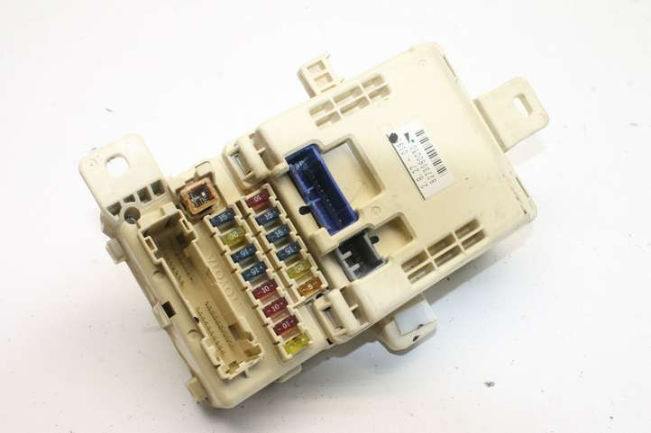 Toyota Land Cruiser (HDJ90) (1996 - 2002)  8273060050 Ящик предохранителей (комплект)