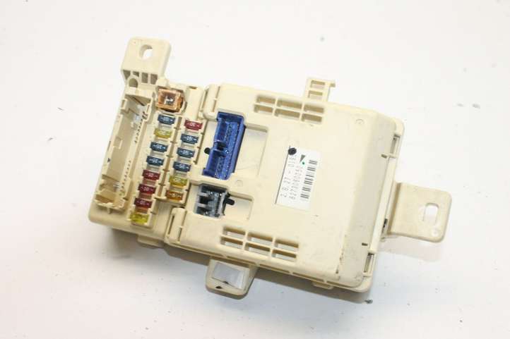 Toyota Land Cruiser (HDJ90) (1996 - 2002)  8273060050 Ящик предохранителей (комплект)