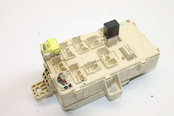 Toyota Land Cruiser (HDJ90) (1996 - 2002)  8273060050 Ящик предохранителей (комплект)