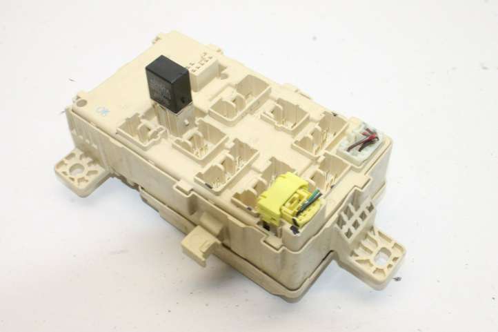 Toyota Land Cruiser (HDJ90) (1996 - 2002)  8273060050 Ящик предохранителей (комплект)