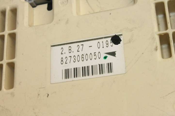 Toyota Land Cruiser (HDJ90) (1996 - 2002)  8273060050 Ящик предохранителей (комплект)