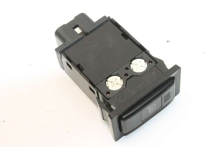 Toyota Land Cruiser (HDJ90) (1996 - 2002)  156831 Кнопка крюка в багажнике