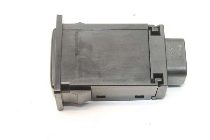 Toyota Land Cruiser (HDJ90) (1996 - 2002)  156831 Кнопка крюка в багажнике