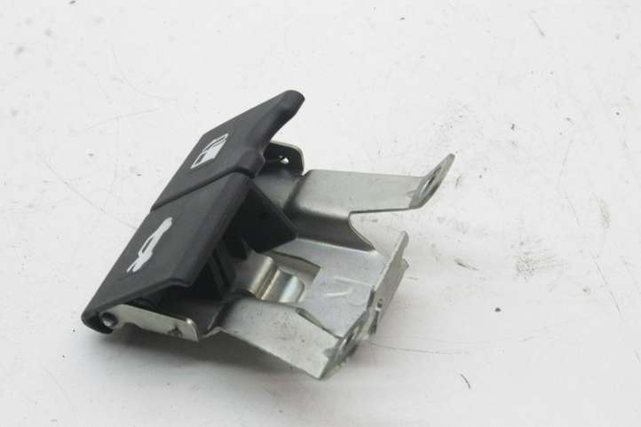 Nissan Qashqai (2010 - 2013)   Кнопка крюка в багажнике
