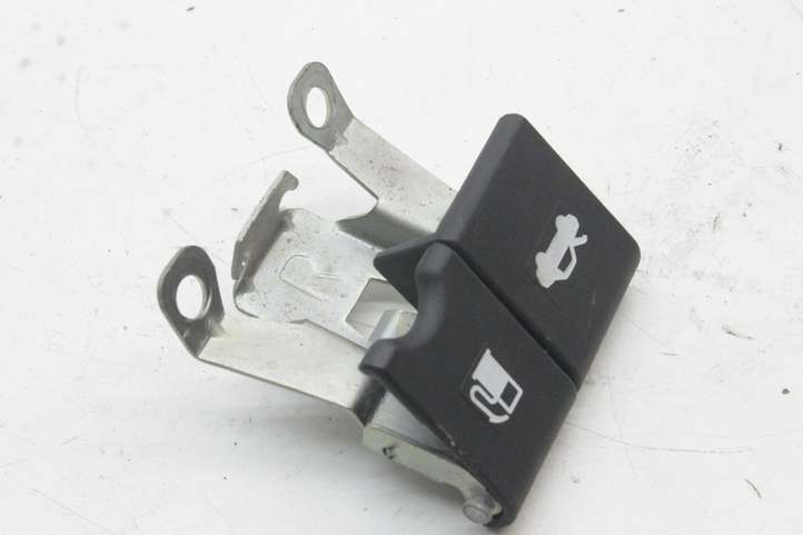 Nissan Qashqai (2010 - 2013)   Кнопка крюка в багажнике