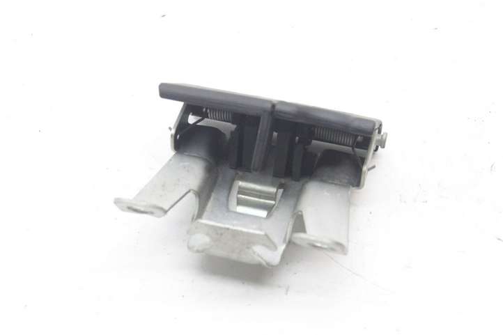 Nissan Qashqai (2010 - 2013)   Кнопка крюка в багажнике