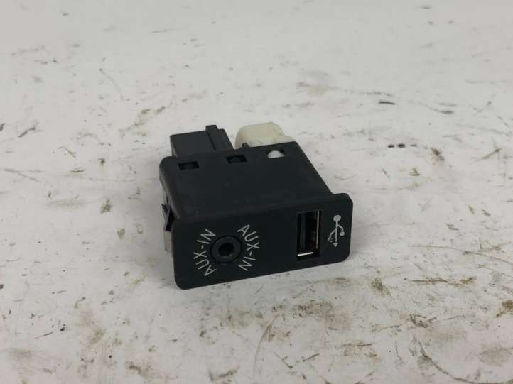 9237654 BMW X5 E70 USB jungtis