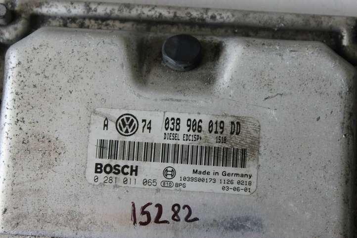 Volkswagen Golf IV (1998 - 2005)  038906019DD Блок управления двигателя