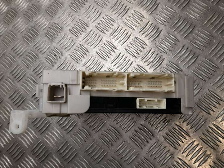 Toyota Prius (XW30) (2009 - 2015)  8273047510 Ящик предохранителей (комплект)