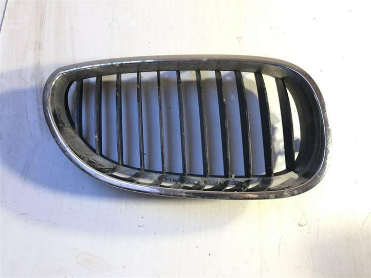 BMW 5 E60 E61 (2004 - 2010)  51137065702 Верхняя решётка