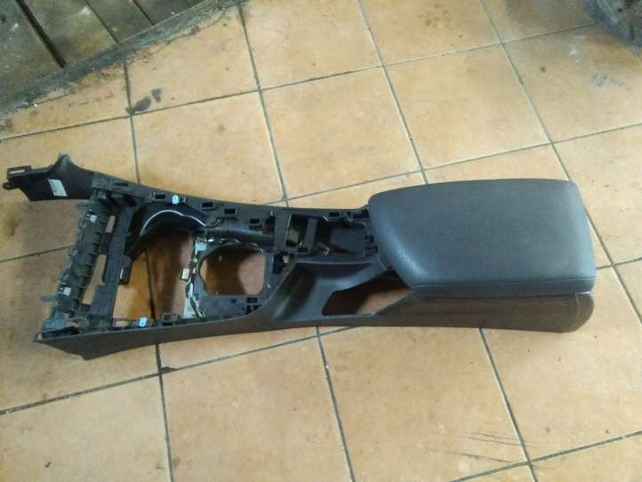 BMW 1 F20 F21 (2011 - 2019)  9230143 Подлокотник