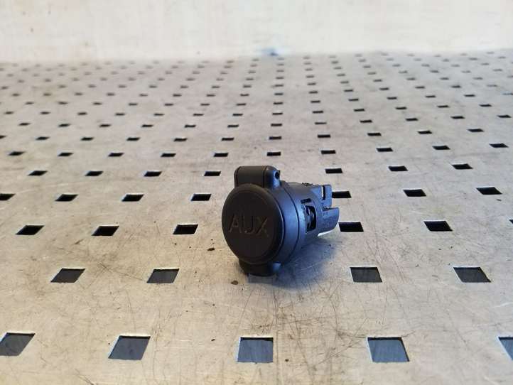 Citroen C4 Picasso (2006 - 2013)  96647952XT Разъем AUX