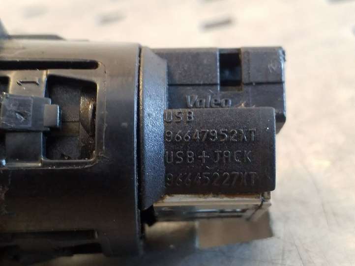 Citroen C4 Picasso (2006 - 2013)  96647952XT Разъем AUX