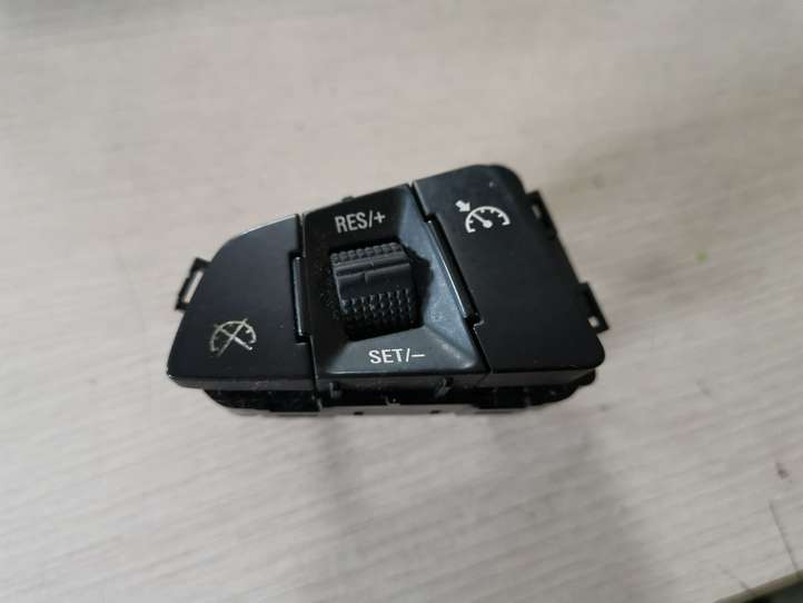 Opel Insignia A (2008 - 2017)  13352971 Кнопки рулевого колеса