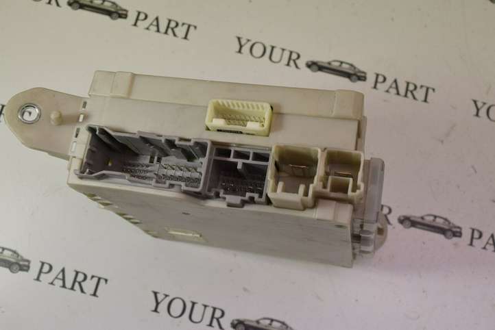 Lexus LS 460 (2006 - 2009)  8273050480 Ящик предохранителей (комплект)