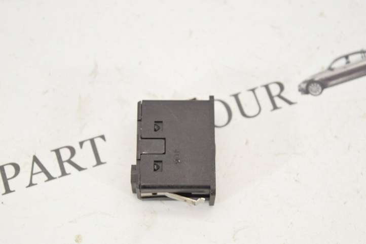 BMW 3 E90 E91 (2005 - 2012)  6930561 Разъем AUX