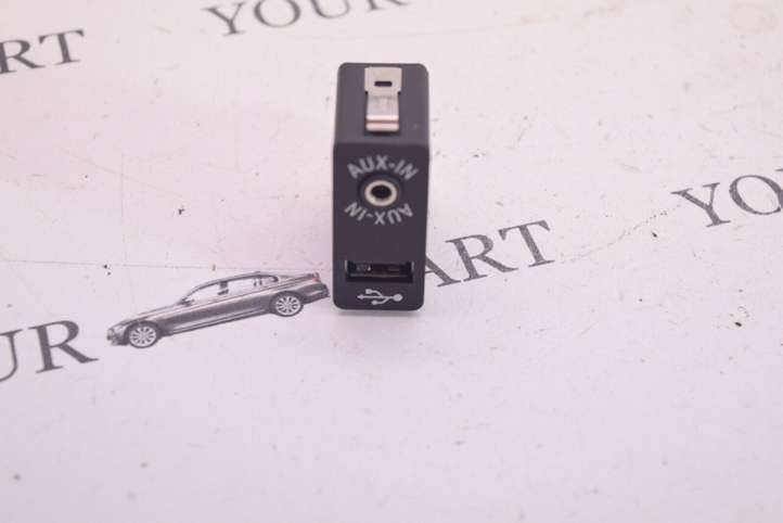 BMW 5 F10 F11 (2009 - 2016)  9237653 Разъем AUX