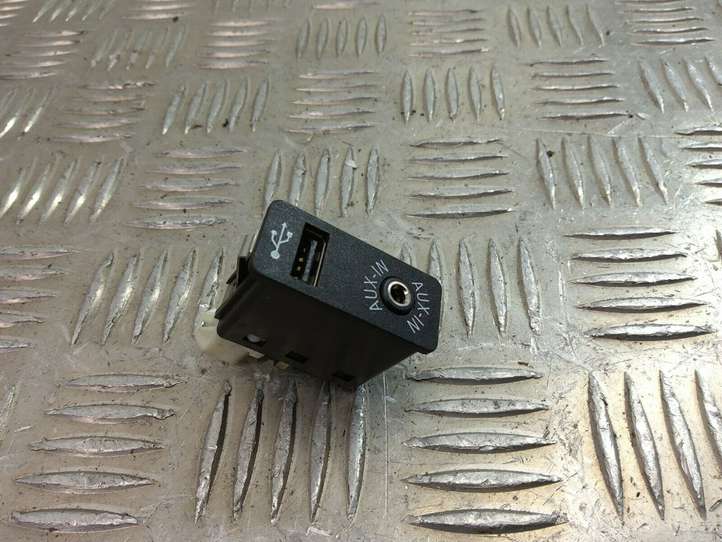 BMW 3 E90 E91 (2005 - 2012)  9237653 Разъем AUX