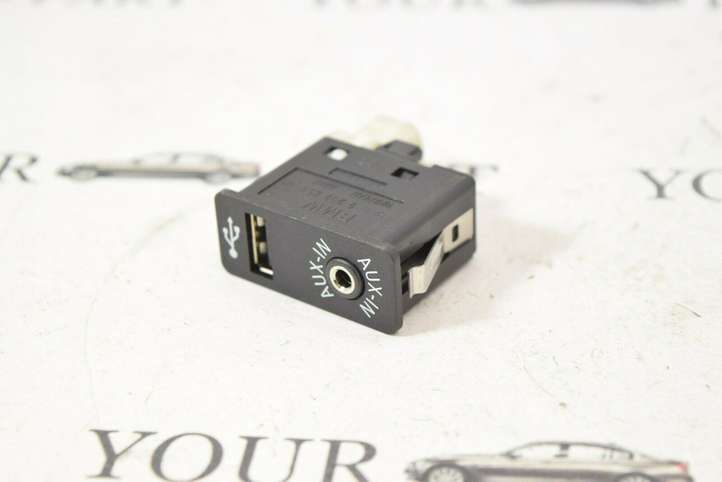BMW 3 E90 E91 (2005 - 2012)  9237653 Разъем AUX