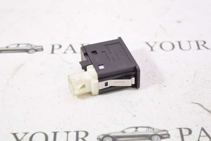 BMW 3 E90 E91 (2005 - 2012)  9237653 Разъем AUX