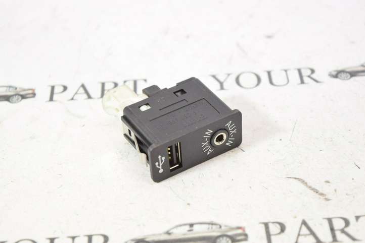 BMW 3 E90 E91 (2005 - 2012)  9237653 Разъем AUX