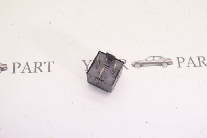 BMW 3 E90 E91 (2005 - 2012)  6901469 Другое реле